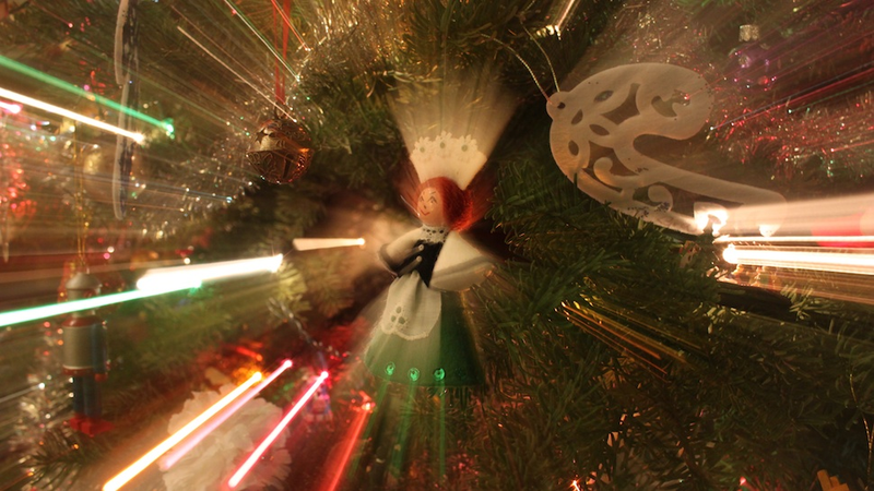 Illustration for article titled 24 Photographs Of Your Most Treasured Ornaments